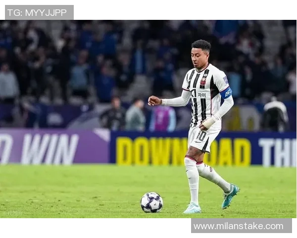 林加德精准直塞助攻杜甘季奇怒射被薛庆浩神勇扑出 林加德精准直塞助攻杜甘季奇怒射被薛庆浩神勇扑出