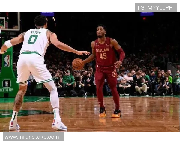 巨星表现!多诺万米切尔全场狂砍37分8篮板6助攻三分命中率高达55 巨星表现!多诺万米切尔全场狂砍37分8篮板6助攻三分命中率高达55