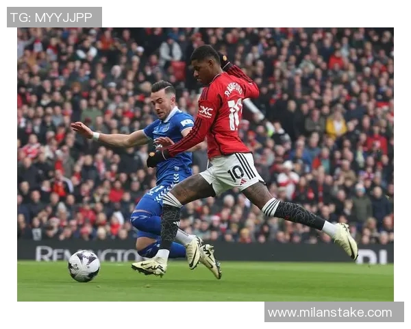 拉什福德积极备战国家德比训练照展现全力以赴的决心与信心