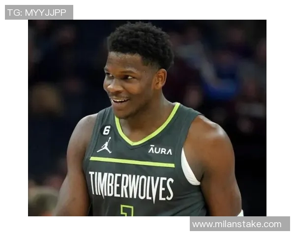 爱德华兹首节狂砍14分半场高效9中7三分命中2记助攻4次表现抢眼