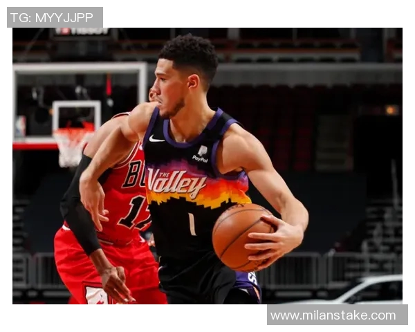 布克上半场表现挣扎12投5中仅得14分5篮板罚球命中率低迷