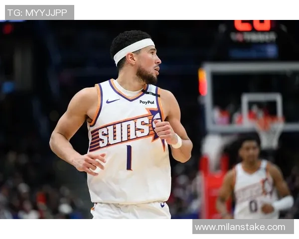 布克半场表现出色10中4砍下13分2篮板7助攻完美控制比赛未出现失误