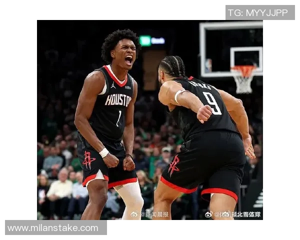 火箭队为狄龙献上感人致敬视频他双手合十向全场观众表达感谢 火箭队为狄龙献上感人致敬视频他双手合十向全场观众表达感谢